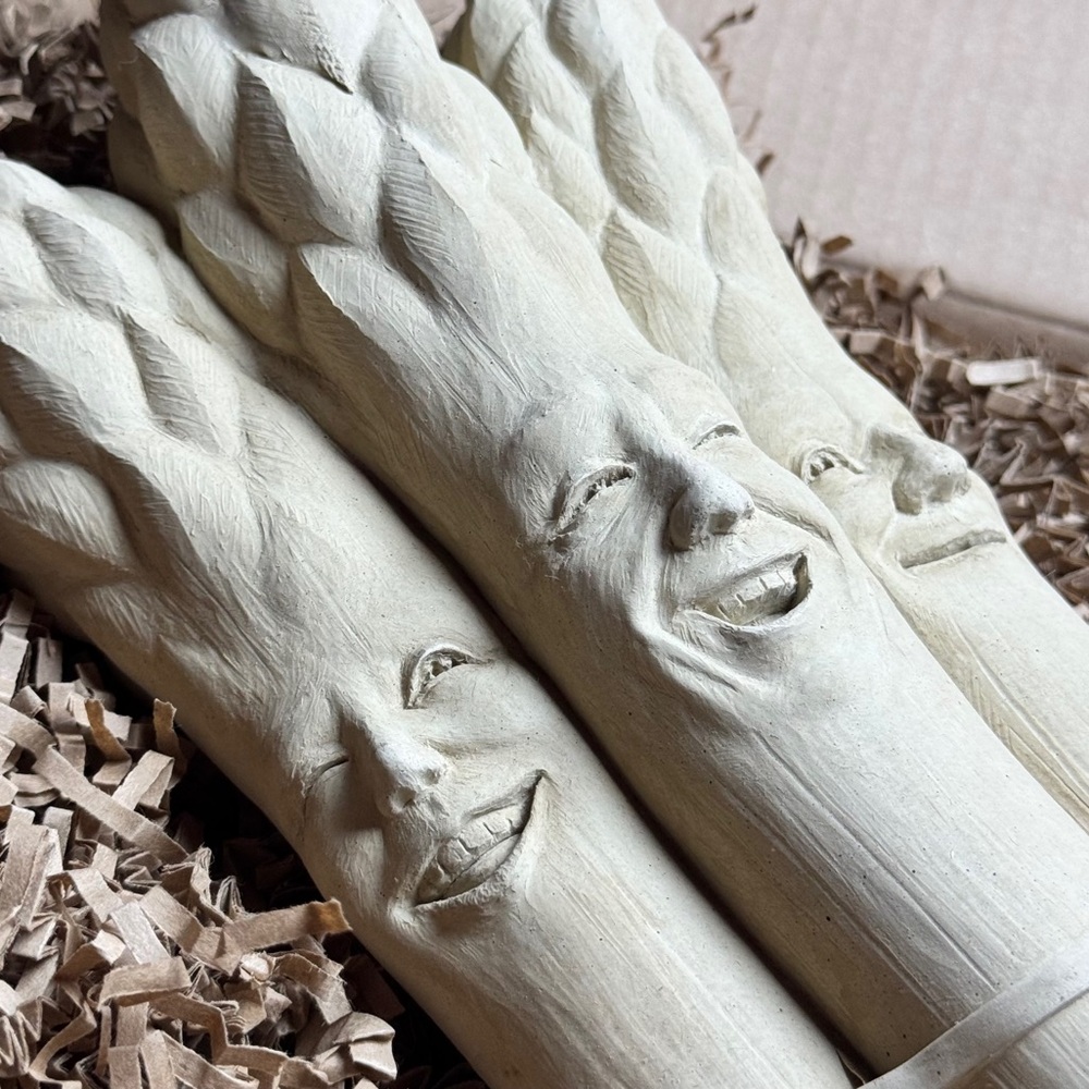NIB Carruth Studios Lively Bunch of “Pickled Asparagus" Aged Stone Sculpture - Picture 7 of 10